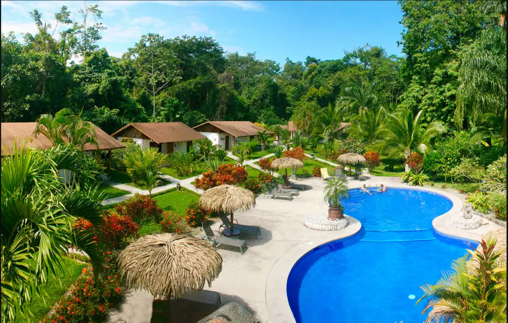 Bungalows du Suizo Loco Lodge entourés de végétation tropicale.