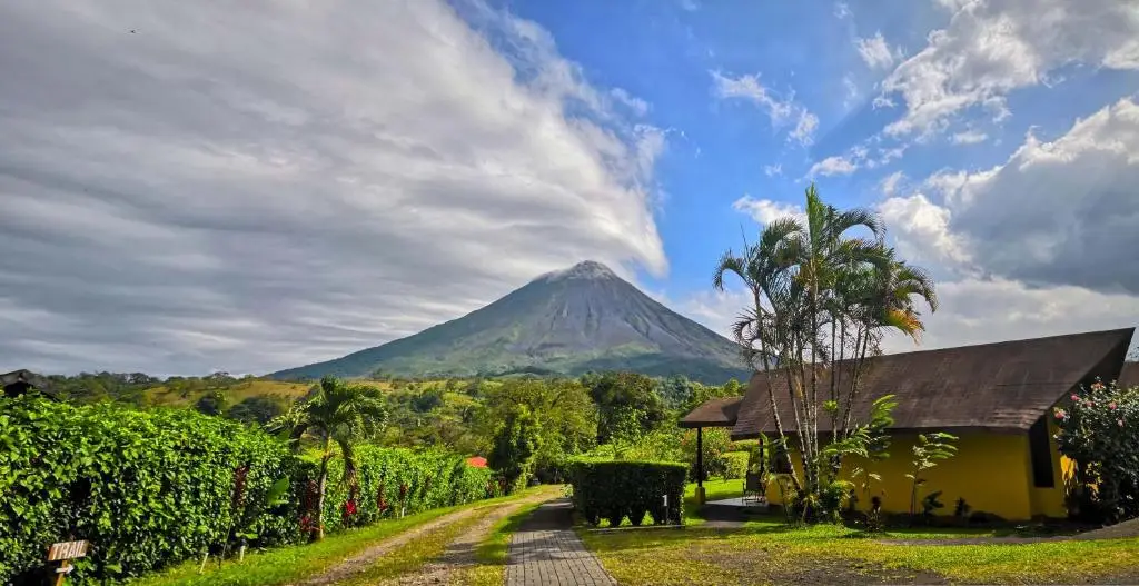 Volcan Arenal dominant le paysage verdoyant de La Fortuna.