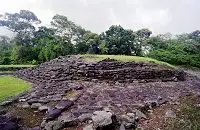 Guide des Parcs Nationaux. Ruines et sentiers du Monument National Guayabo, un témoignage historique du Costa Rica ancien.