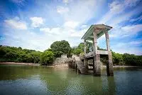 Ruines historiques et paysages naturels de l’Isla San Lucas.