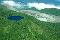Cratère et lac du Volcan Poás.