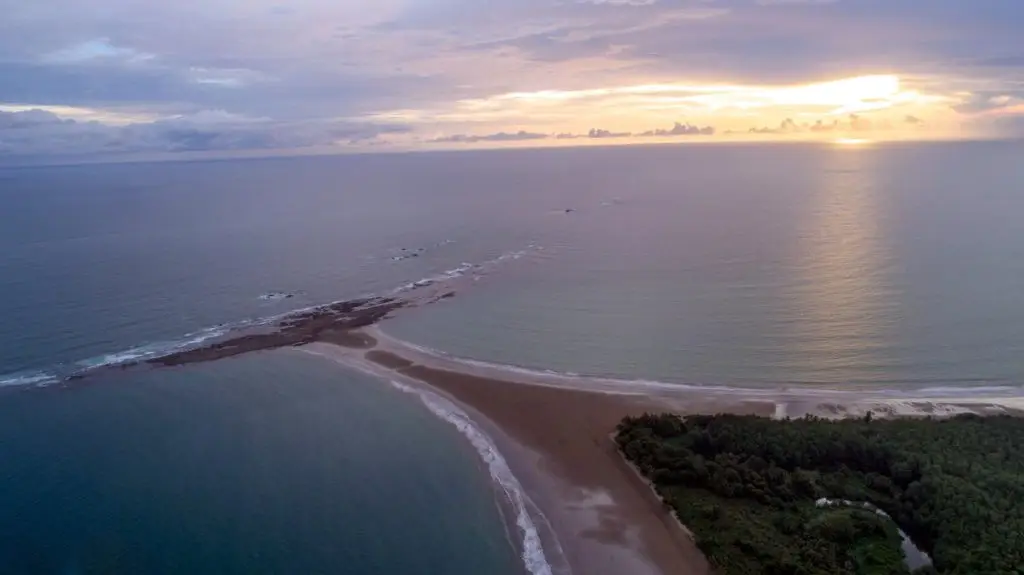 Vue panoramique sur la forêt tropicale luxuriante et la côte sauvage près d’Ojochal, avec la mer Pacifique en arrière-plan.