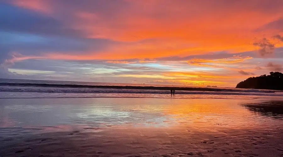 Plage de sable blanc de Playa Conchal avec eaux turquoise, sur la côte de Guanacaste, Costa Rica, près de Tamarindo et Flamingo