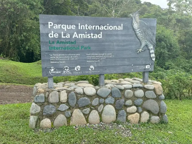 Panorama de la Cordillère de Talamanca avec les sommets boisés du parc La Amistad, forêt nuageuse et biodiversité préservée à la frontière du Panama.