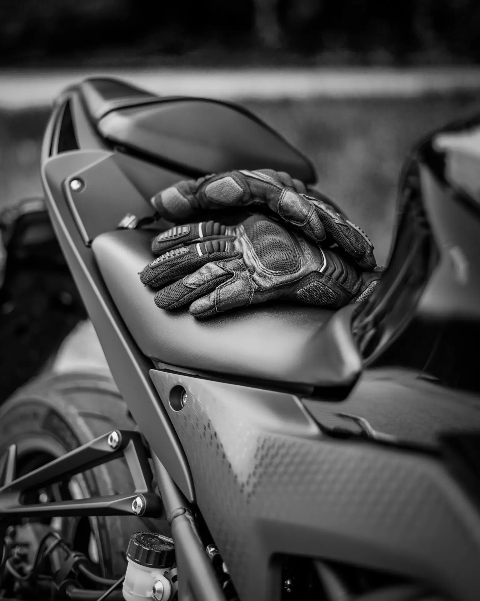 Vacances au Costa Rica | Costa Rica en Moto avec Guide Privé Motard ganté, les mains sur le guidon de sa moto