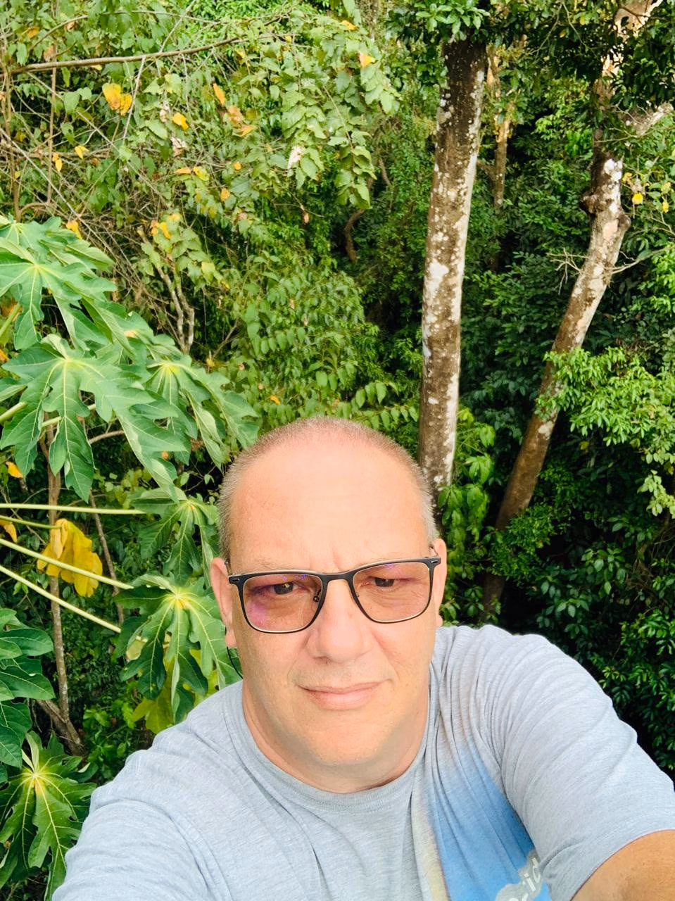 Vacances au Costa Rica | L’équipe francophone au Costa Rica Portrait de Vincent, fondateur de Vacances au Costa Rica, en forêt